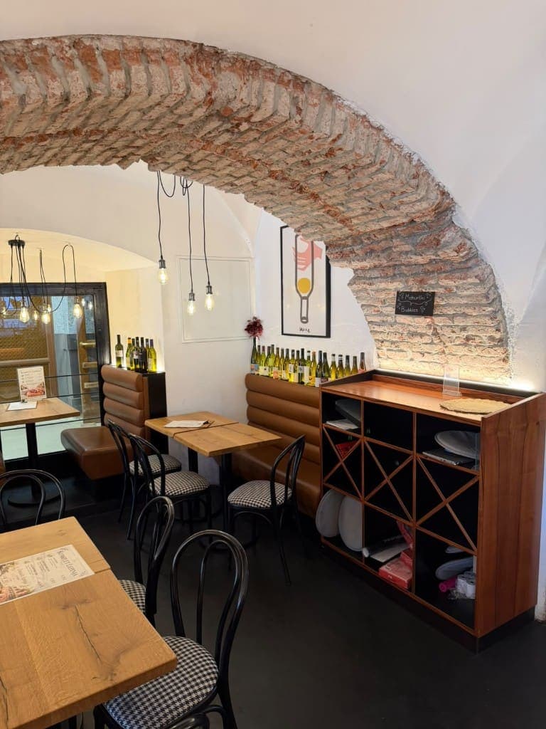 Notranjost bistroja z usnjenimi sedeži in opečnim lokom